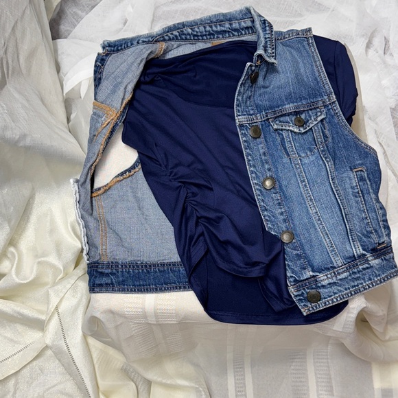 American Eagle Outfitters Blue Tee with Denim Vest - Picture 2 of 8